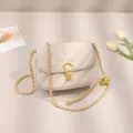 Sac bandoulière matelassé élégant pour femme en beige, sac chic avec chaîne et fermoir doré. - Blanc Cassé