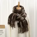 Vue détaillée d'écharpe d'hiver à carreaux marron blanc avec franges, col en tricot chaud. - Café à Carreaux