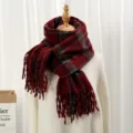 Vue détaillée de l'écharpe d'hiver rouge à carreaux doux, avec de jolies franges et texture. - Plaid Rouge Jujube