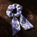 Gommino per capelli in tessuto stampato ikat viola con lunghi nastri stile etnico dettaglio - Viola