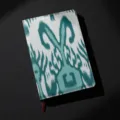 Primer plano detalle de cubierta de cuaderno con diseño étnico tradicional verde y blanco - Cuaderno Étnico 6