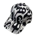 Vista dettagliata di un elegante berretto da baseball stampato in bianco e nero etnico. - Regolabile / Nuovo Stile 3