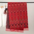 Sciarpa etnica con motivo rosso e nappe, scialle classico in stile Xinjiang da donna. - Modello 3