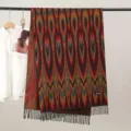 Vista dettagliata di una sciarpa tessuta etnica vibrante con motivi geometrici e nappe. - Modello 4
