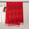 Vista dettagliata di una sciarpa rossa in stile etnico con frange e design invernale caldo. - Scialle Xinjiang Stile 4