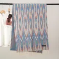 Vista dettagliata della sciarpa in stile etnico con stampa ikat colorata e frange eleganti. - Modello 6
