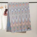 Dettaglio della sciarpa in stile etnico con stampa geometrica e finiture a frange. - Modello 7