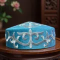 Exquisites Detail des kasachischen Tanzhuts, blauer Samtstoff mit Silberstickerei. - Himmelblau mit Silberstickerei