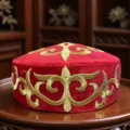 Cappello da ballo ricamato in oro di velluto rosso etnico kazako berretto tradizionale - 55-56cm / Rosso Vivo con Ricamo Dorato