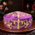 Vista dettagliata del cappello da danza ricamato viola in stile kazako con motivi dorati. - 55-56cm / Viola Rosa con Ricamo Dorato