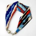 Zijden sjaal met parel magneetsluiting, etnisch geprofileerde smalle ketting voor dames. - Stijl 1