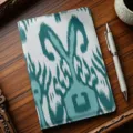 Primer plano de cuaderno de tela con patrón étnico tradicional ikat en escritorio de madera. - Estilo 6 / 21*14cm