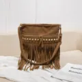 Sac Bandoulière à Franges en Daim Marron Rétro Sac Besace avec Clous Métalliques et Poches - Marron