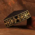 Vista dettagliata di un cappello etnico da uomo nero e oro ricamato in stile kazako. - Circonferenza della Testa 55-56cm / Filo d'Oro