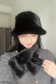 Primo piano dettagliato di un morbido cappello da pescatore nero e sciarpa coordinata. - Berretto Nero + Sciarpa