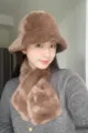 Vista dettagliata del caldo cappello da pescatore in morbido peluche marrone con sciarpa. - Cappello E Sciarpa Marrone Chiaro