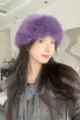 Dettaglio del cappello secchiello viola soffice e alla moda, morbida pelliccia sintetica. - Taglia unica / Viola