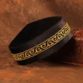Nahaufnahme der traditionellen kasachischen schwarzen Samtkappe mit goldenen Blumenmustern. - Schwarze Kappenbasis - Goldgarn