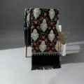 Elegante sciarpa nera stile etnico ricamata effetto cashmere con preziose frange. - Nero