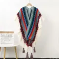 Vista dettagliata del poncho lavorato a maglia geometrica con volant e nappe. - Scialle con Pendente a Volant B
