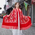 Scialle rosso ricamato stile etnico effetto cashmere con frange, dettaglio sciarpa invernale. - Rosso