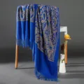 Vista dettagliata della sciarpa invernale blu reale in cashmere con ricamo cachemire. - Blu Zaffiro