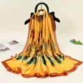 Sciarpa lunga in seta gialla stile etnico con stampa geometrica vintage ed elegante raso. - Modello Uno Stampa Quattro