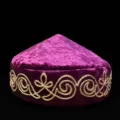 Cappello tradizionale kazako in velluto viola ricamato dorato stile etnico floreale - 56-57cm / Borgogna