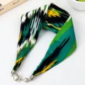 Groene abstracte lange sjaal met magnetische parelsluiting en metalen hanger accessoire - Stijl 4