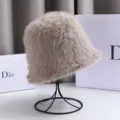 Comodo cappello da pescatore in pelo di coniglio unicolore con dettagli in morbido peluche. - Taglia unica / Mocha