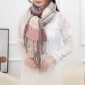 Vista dettagliata sciarpa a quadri frange morbida calda effetto cashmere donna autunno. - Griglia Rosa