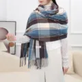 Morbida sciarpa a quadri blu in misto cashmere da donna, elegante scialle invernale. - Quadri Verdi