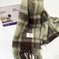 Gemütlicher Karo-Fransen-Schal für den Winter, stylischer grün-brauner warmer Schal für Damen. - Maillard Braun & Grün
