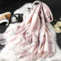 Dettaglio sciarpa invernale effetto cashmere a quadri rosa, accessorio accogliente. - Quadri Rosa