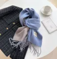 Sciarpa lunga invernale in tinta unita simil-cashmere, scialle con frange blu-grigio. - Blu Cielo Doppio Lato