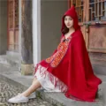 Mantella scialle rossa con cappuccio etnica con frange e ricamo, ideale per viaggi e uso quotidiano. - Borgogna