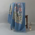 Vista dettagliata dello scialle in finto cashmere ricamato in stile etnico blu. - Blu