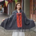 Mantella con cappuccio stile etnico da donna, mantello grigio in lana con ricamo vintage. - Grigio
