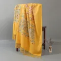 Sciarpa in finto cashmere ricamata gialla da donna, scialle con frange stile etnico invernale. - Giallo