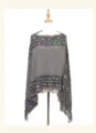 Poncho in maglia in stile etnico retrò con motivi geometrici e frangia chic. - Grigio