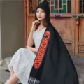Mantellina con cappuccio etnica da donna scialle nero bohemien con nappa e fibbia in corno - Nero