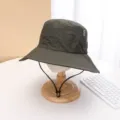 Vista dettagliata del cappello da pesca verde scuro da esterno con coulisse regolabile e tesa. - M（56-58cm） / Verde militare