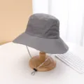 Dettaglio del cappello da pesca grigio, occhielli in metallo e coulisse regolabile. - M（56-58cm） / Grigio