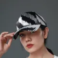 Dettaglio in primo piano del cappellino da baseball in seta etnica con stampa bianco e nero. - Motivo Atlas 1