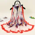 Lunga sciarpa in raso stile etnico con vivace stampa ikat e bordo rosso, versatile per tutte le stagioni. - Modello Uno Stampa Cinque