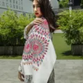 Sciarpa invernale ricamata in stile etnico da donna con motivi floreali e nappe decorative. - Bianco avorio