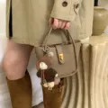 Taupe Leder Eimer Tasche mit Bär Anhänger Schick Umhängetasche Handtasche Damen Neu - Mit Anhänger / Khaki