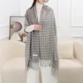 Vista dettagliata della sciarpa grigia pied de poule effetto cashmere con frange e scialle caldo. - Pied-de-poule Grigio