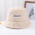 Chapeau seau en peluche sherpa d'hiver pour femmes avec étiquette de lettre brodée style. - Taille unique / Beige