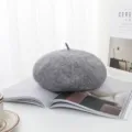 Graue Wollbaret einfarbig Winter warme Mütze stilvolle Vintage Künstlermütze Damen Mode - Einheitsgröße / Grau